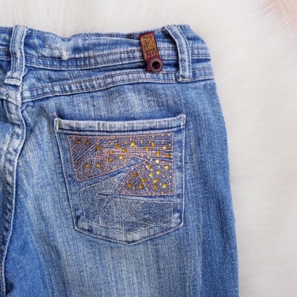 Capri Jeans - Distressing, Embroidery & Rhinestone - Picture 5 of 7